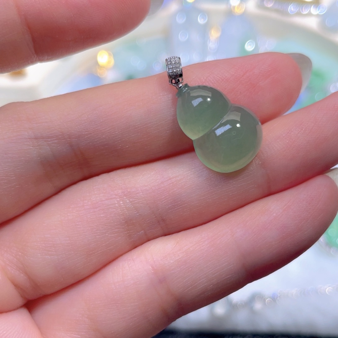 翡翠18K金镶嵌颈饰翡翠