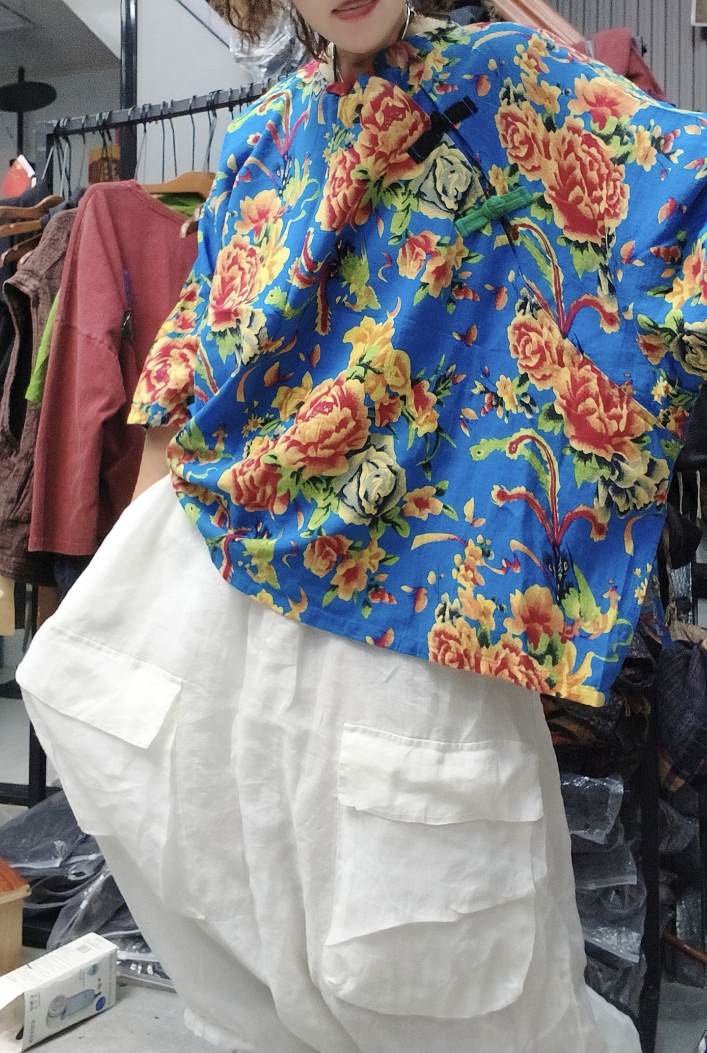 无吊牌砂洗做旧兰花彩扣宽松衫