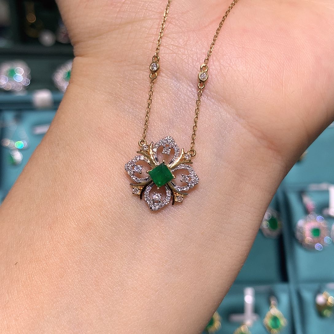 祖母绿颈饰18K金镶嵌