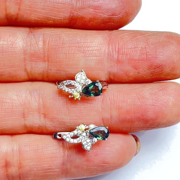 蓝宝石耳扣，镶嵌精品天然蓝宝石，客户要玫瑰金色的，拍图是白色