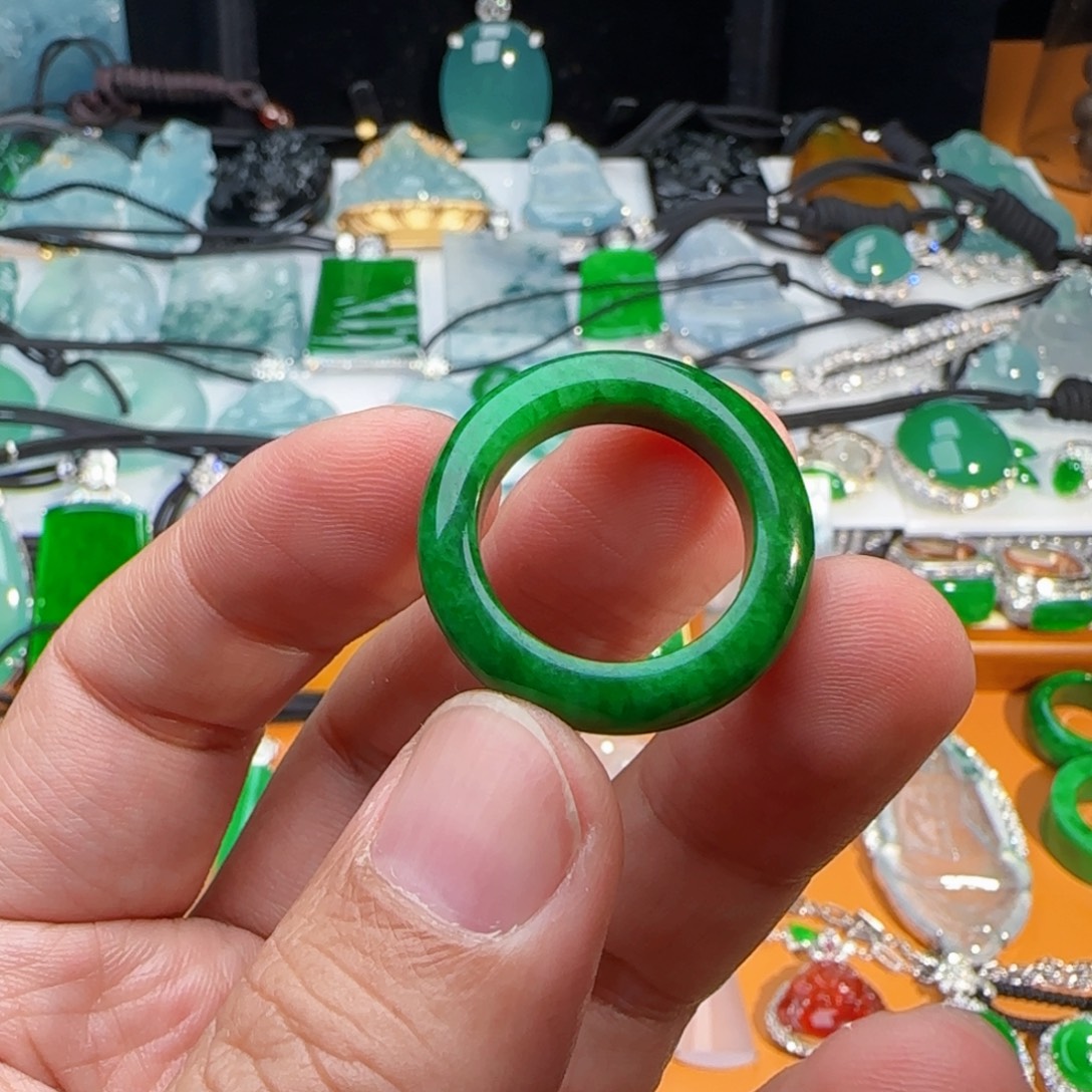 翡翠未镶嵌戒圈辣绿戒圈