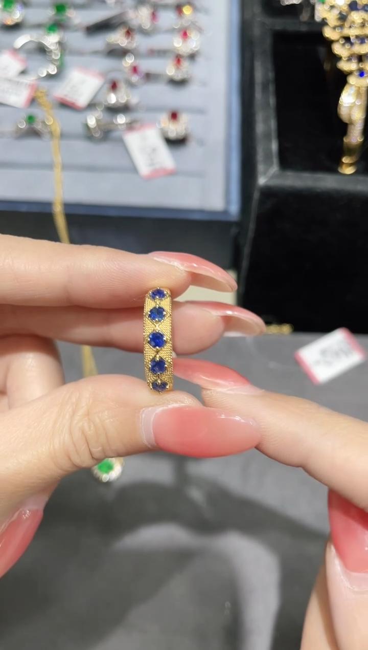 18K金镶嵌蓝宝石戒指排戒