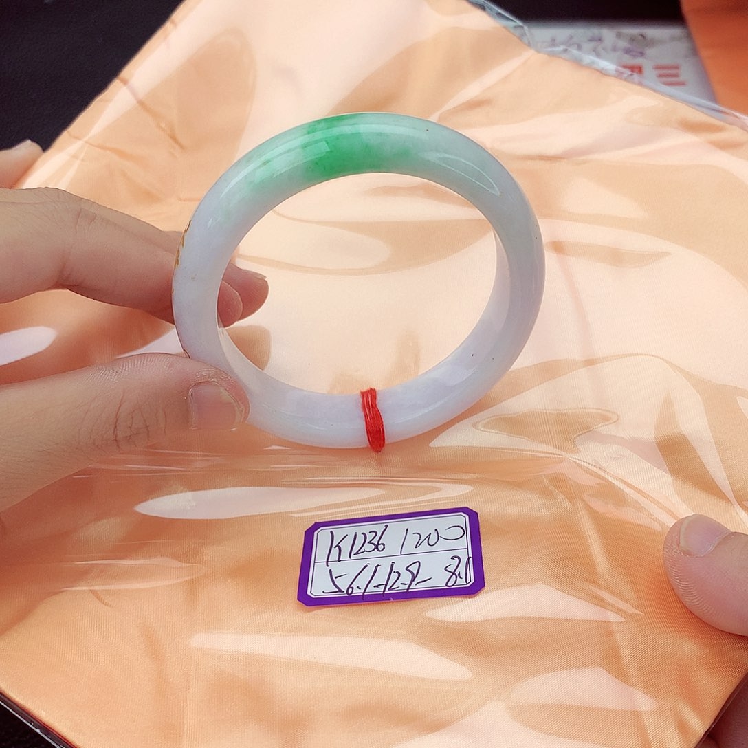 翡翠手镯未镶嵌翡翠