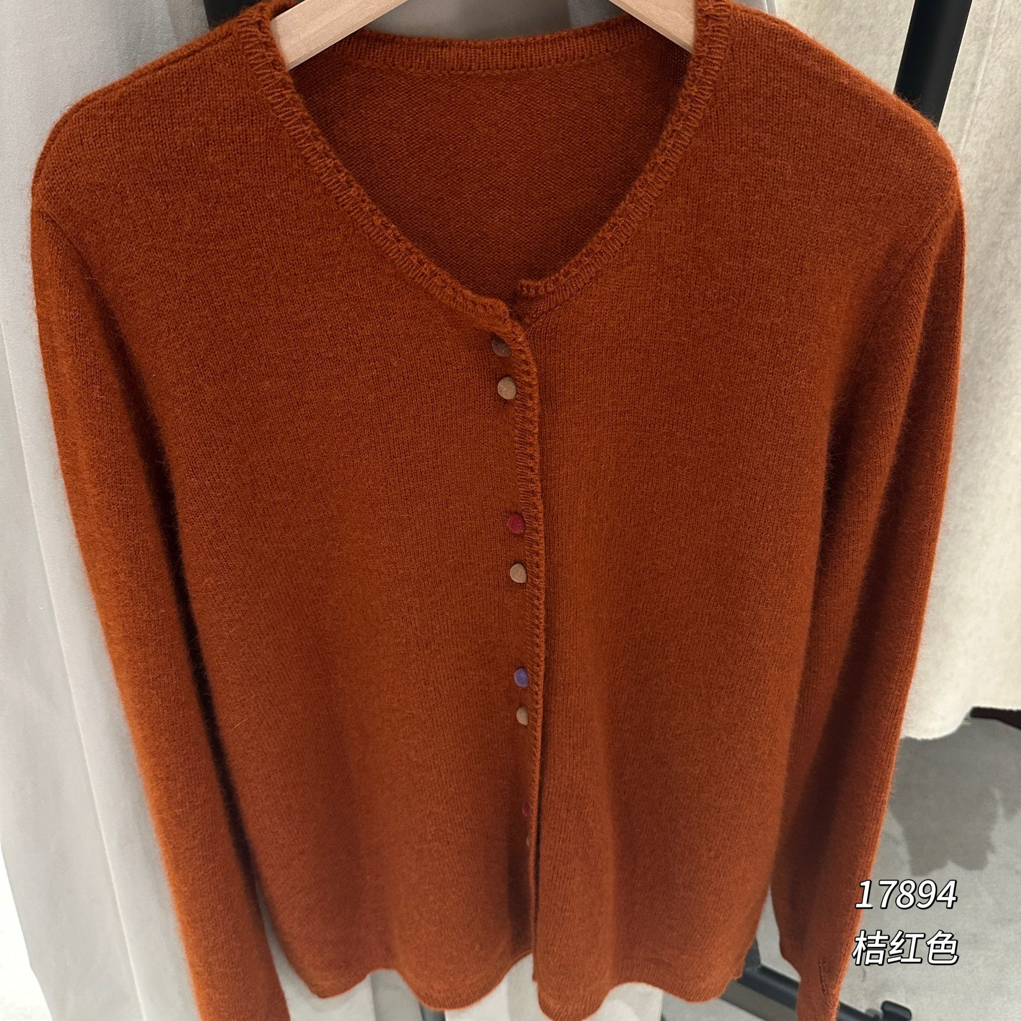 17894（部分无水洗唛介意慎拍）WANGDAN圆领彩色扣长袖针织衫