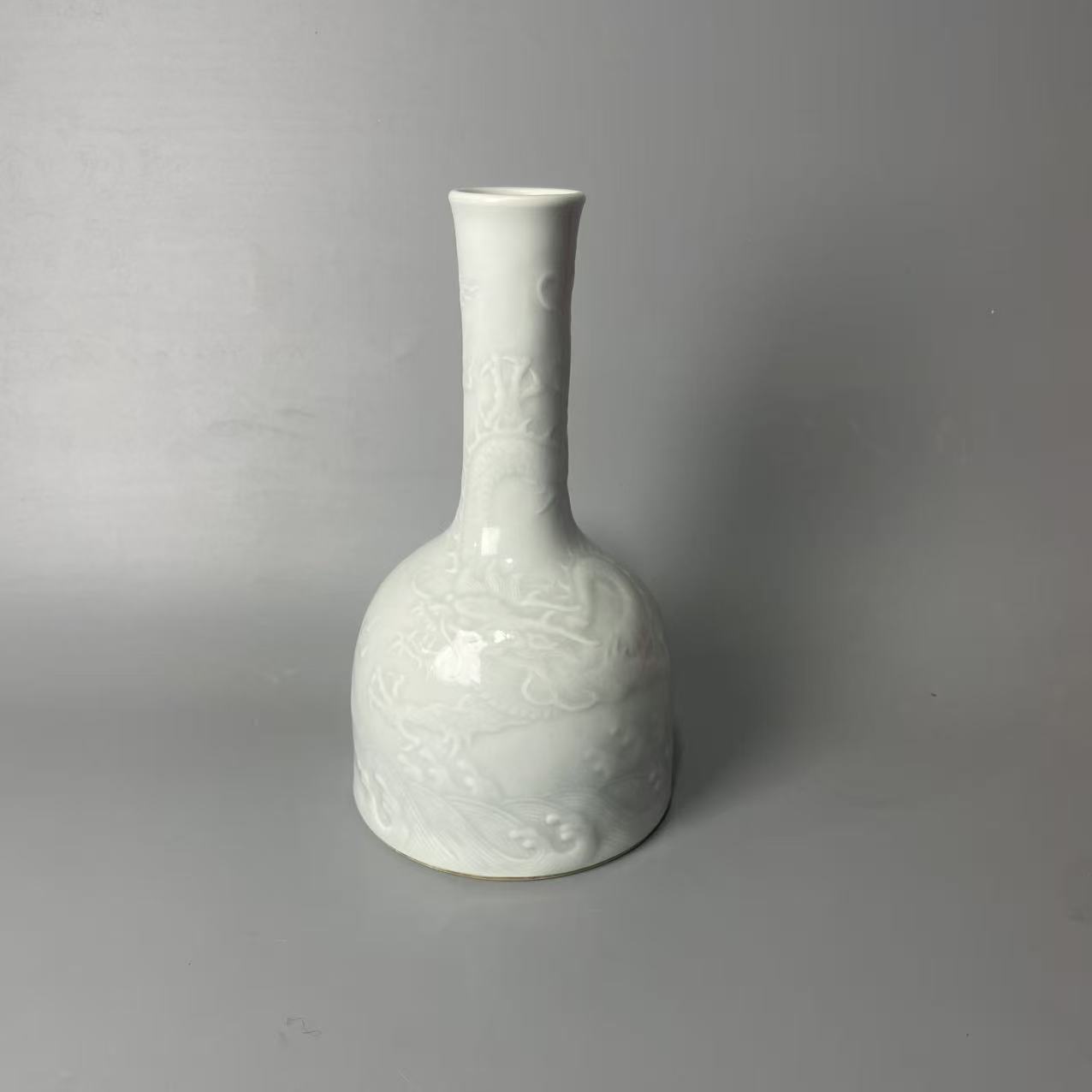 甜白釉浮雕海水龙纹摇铃尊