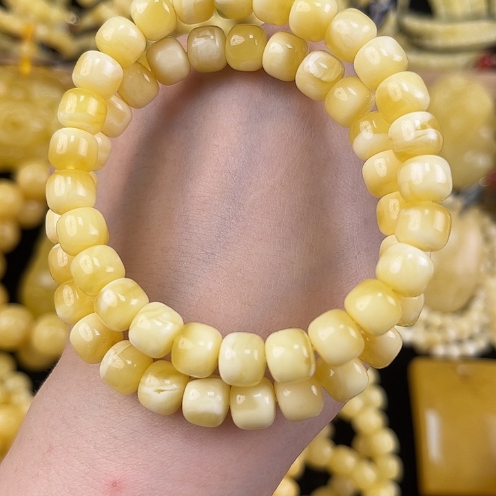 琥珀颈饰未镶嵌琥珀，多样性发其一