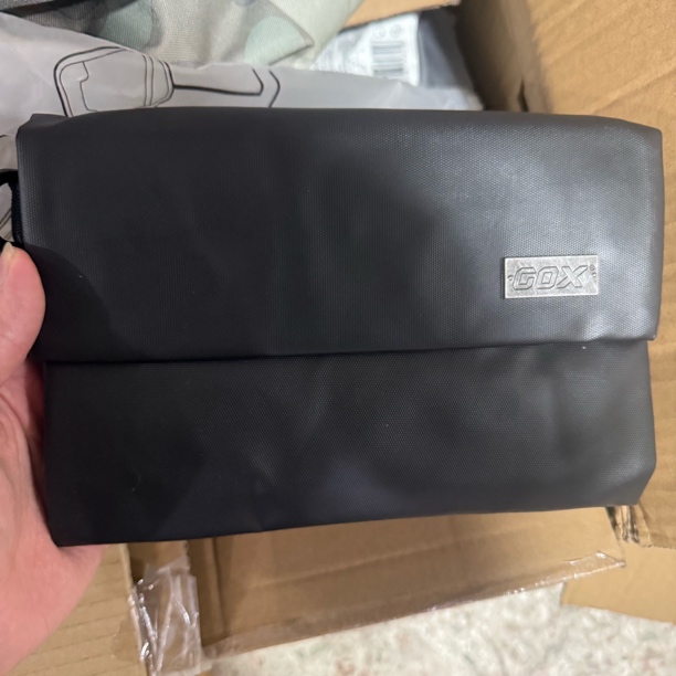 微微瑕   pu可斜挎YK拉链多口袋隔层手机包！