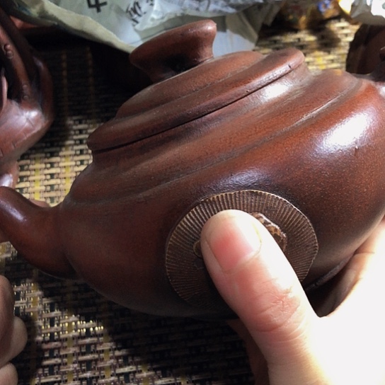 紫砂茶壶原矿泥料手工制作的紫砂壶。