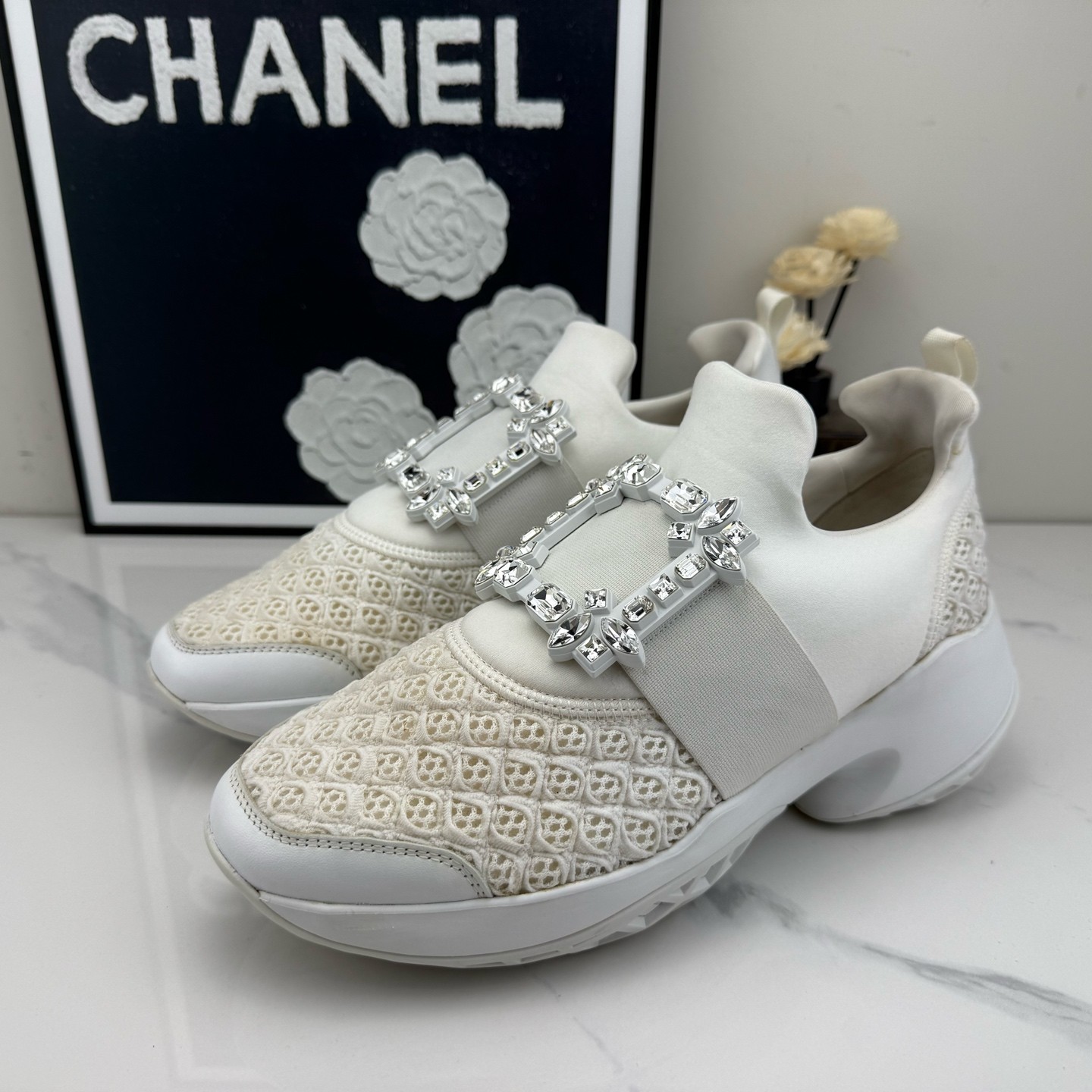 95新 Roger Vivier/罗杰·维威耶 白色钻扣运动鞋 39码/jm01759