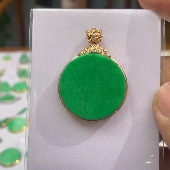 翡翠颈饰18K金镶嵌翡翠