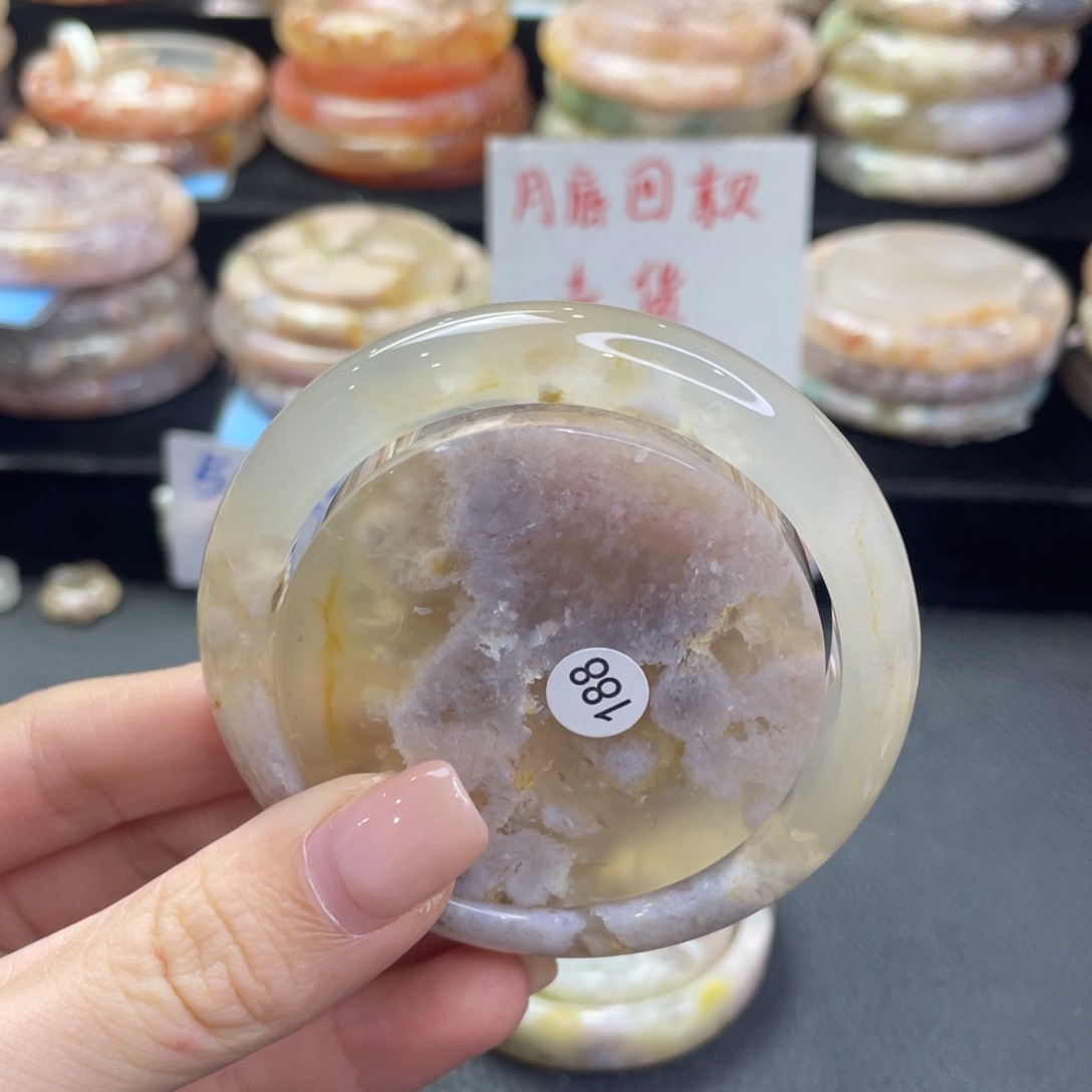 未镶嵌手镯石英质玉凸**。56/188