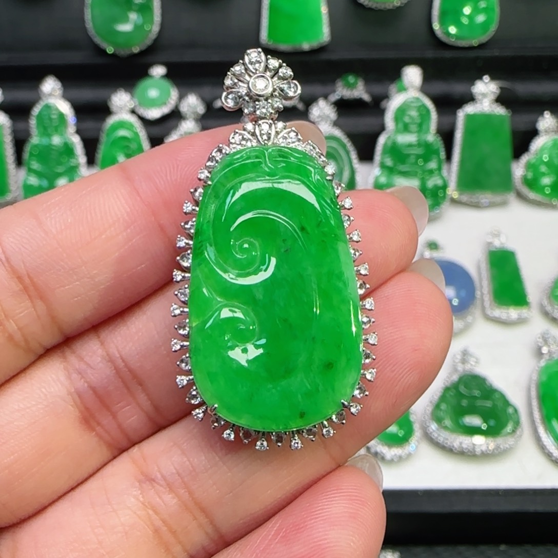 翡翠18K金镶嵌颈饰吊坠