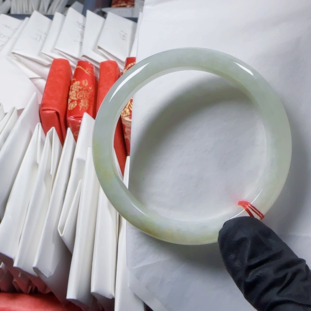 翡翠手镯未镶嵌唰**卡