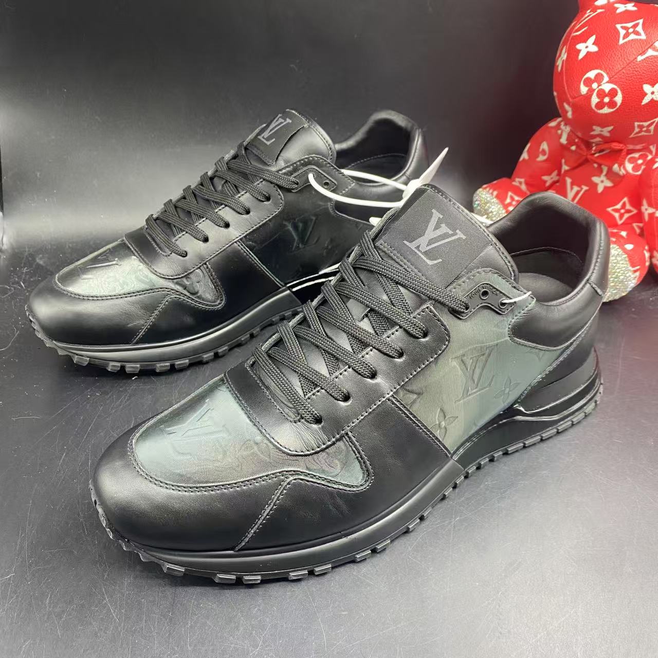 95新 LouisVuitton/路易威登 【聚星优选】镭射运动鞋40.5码/kke170
