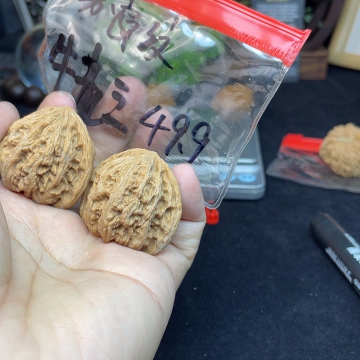 文玩核桃把件牛*三密纹