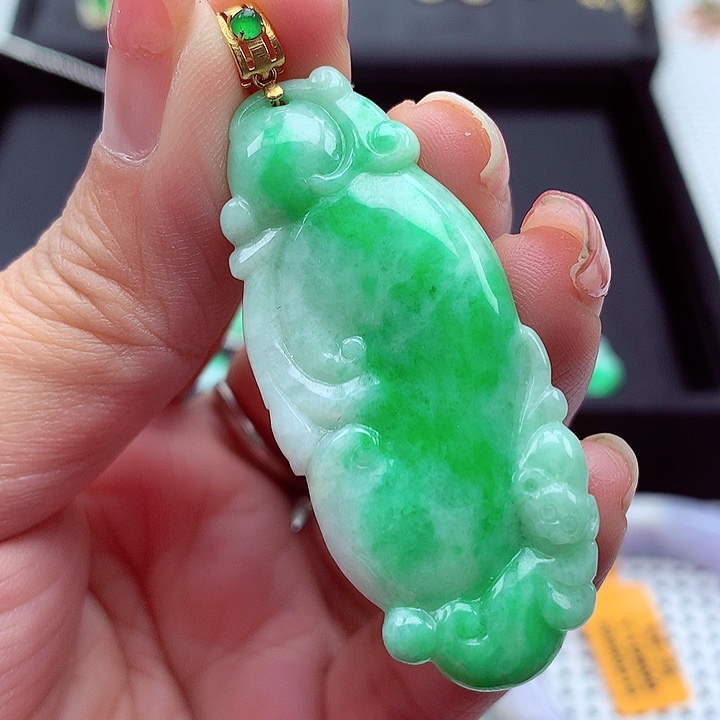 翡翠颈饰18K金镶嵌翡翠