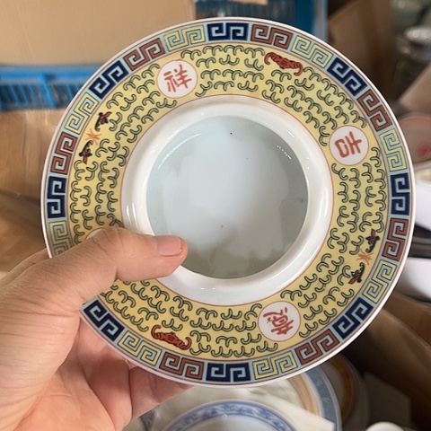 用***3陶瓷烟灰缸一个陶瓷