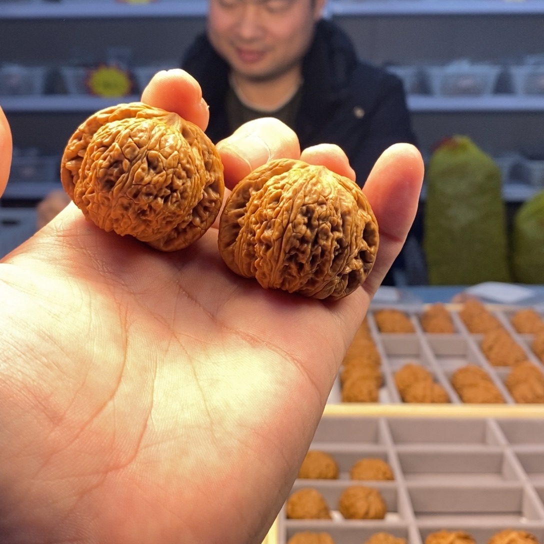 文玩核桃把件全品平谷一代绣球43mm矮壮