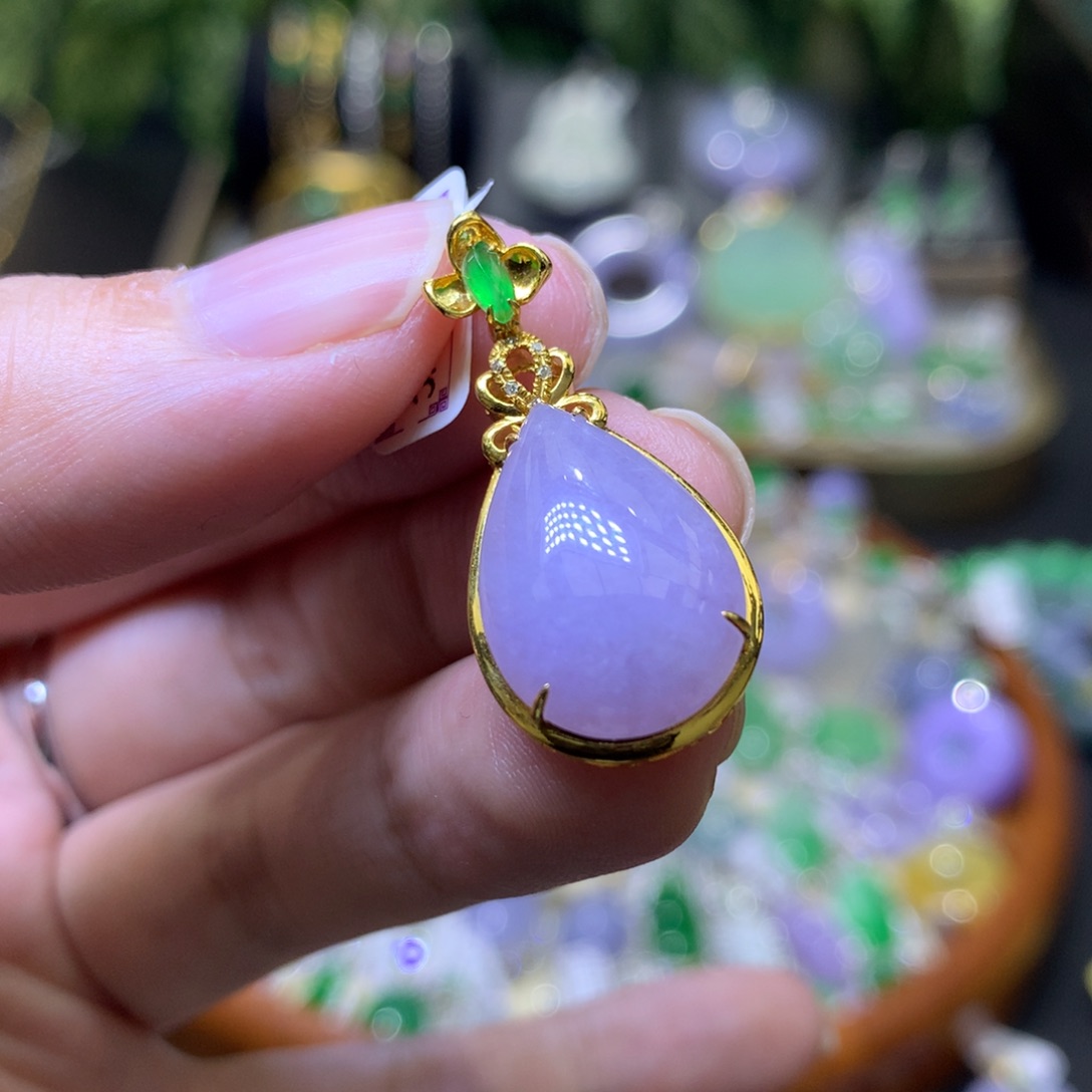 颈饰18K金镶嵌翡翠