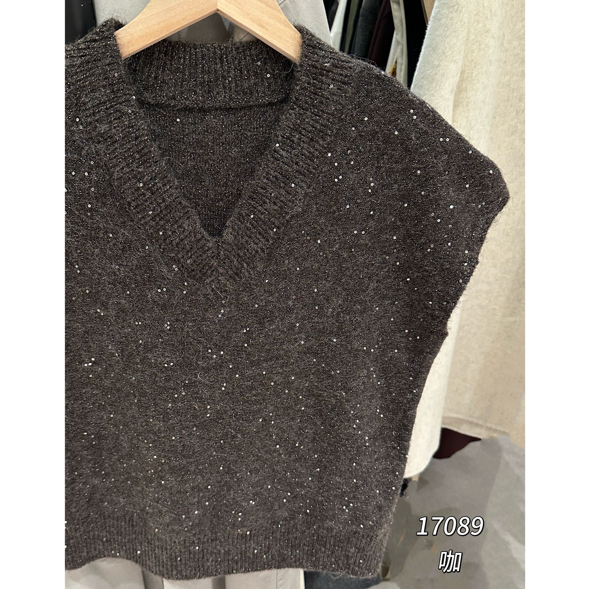 17089（部分无水洗唛，介意慎拍）WANGDAN新款V领亮片背心针织衫