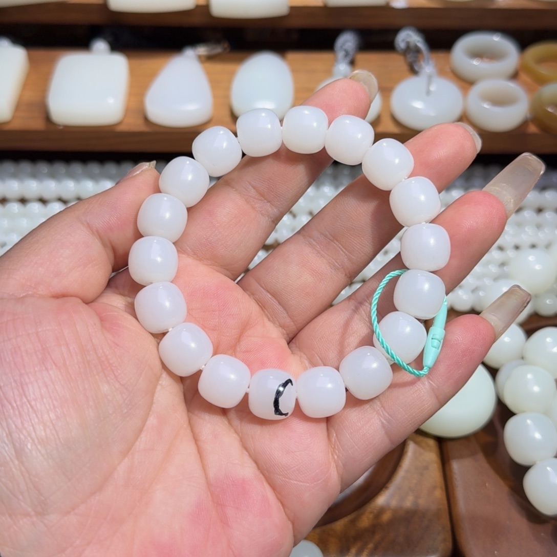 知***乐和田玉未镶嵌颈饰