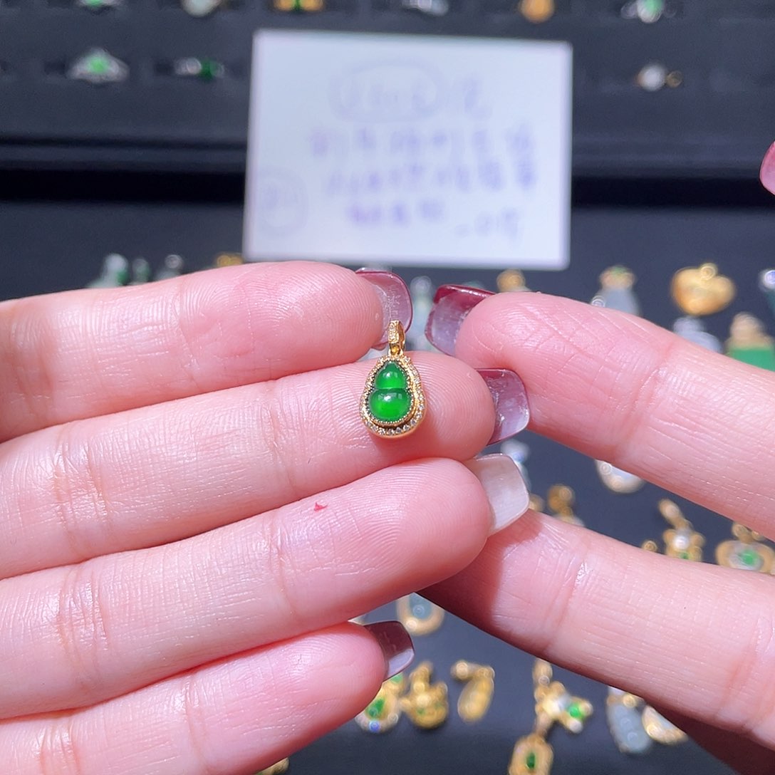 翡翠颈饰18K金镶嵌吊坠