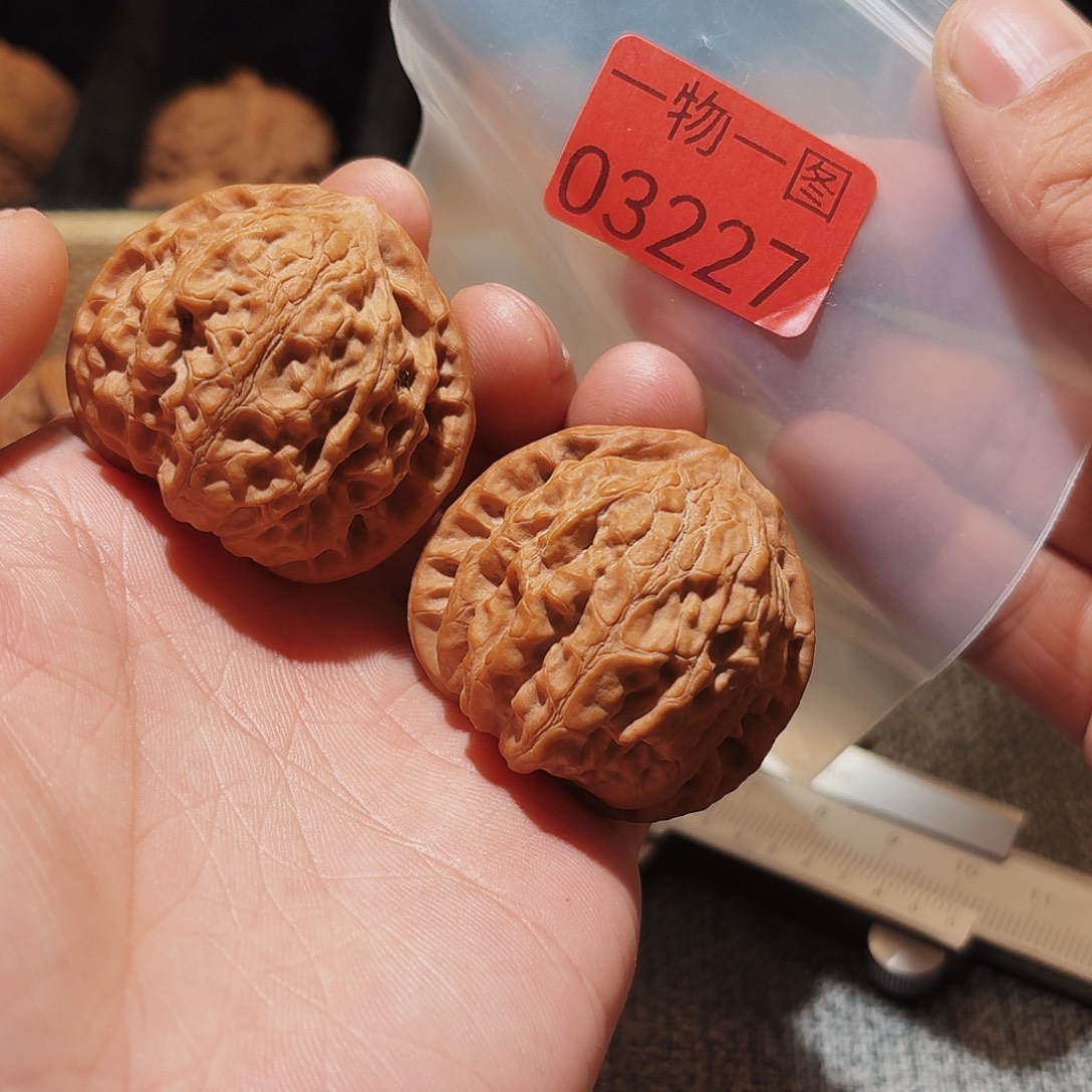 文玩核桃把件金牛