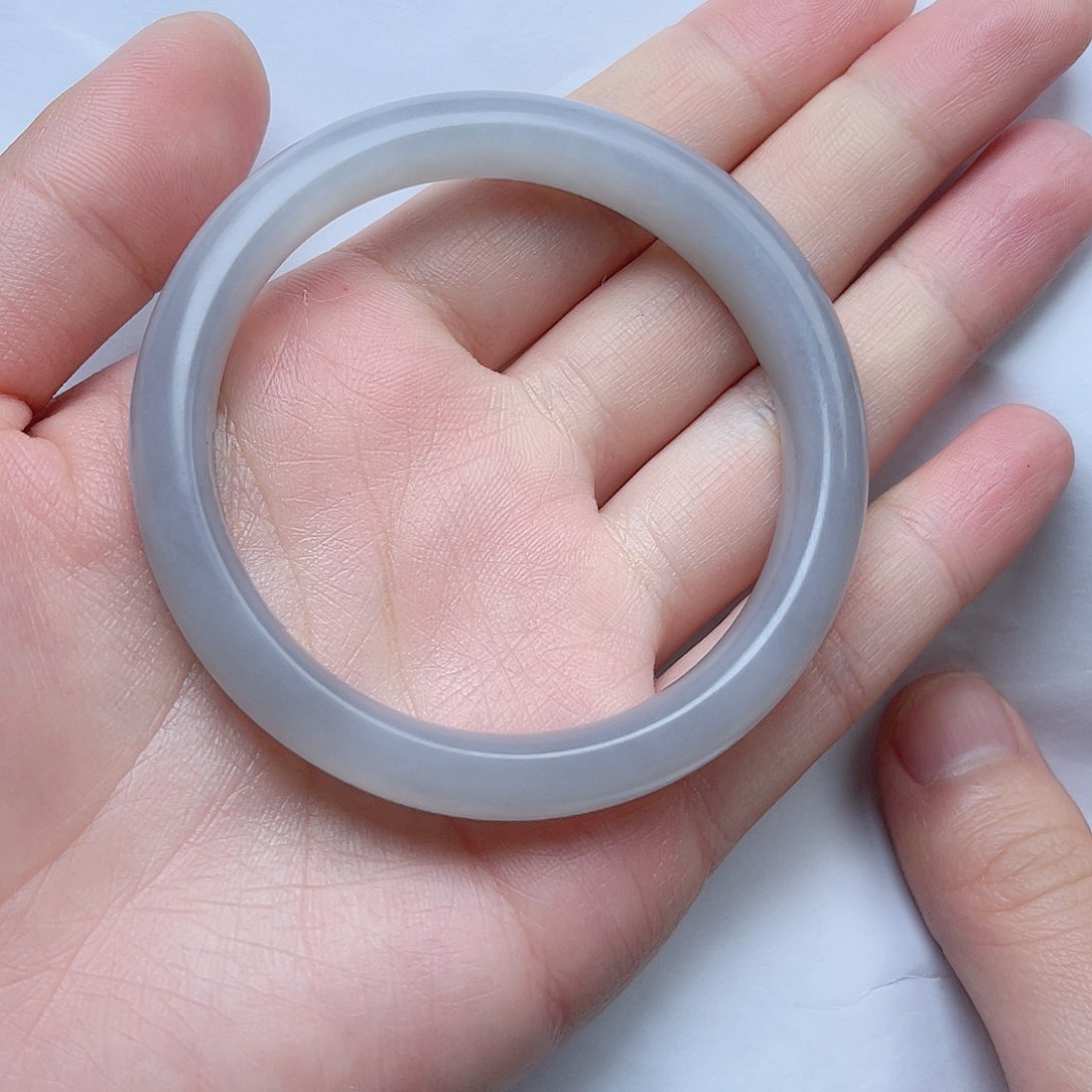 和田玉手镯55 56圈口。k k未镶嵌