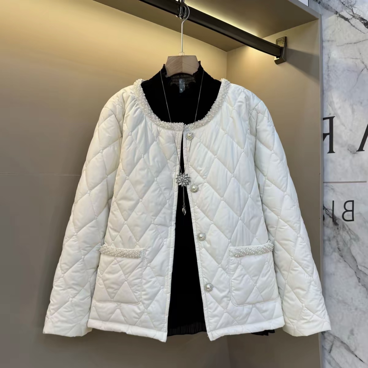 依宜冬季新款大码女装小香风钉珠菱形格显瘦遮肉加厚棉服外套