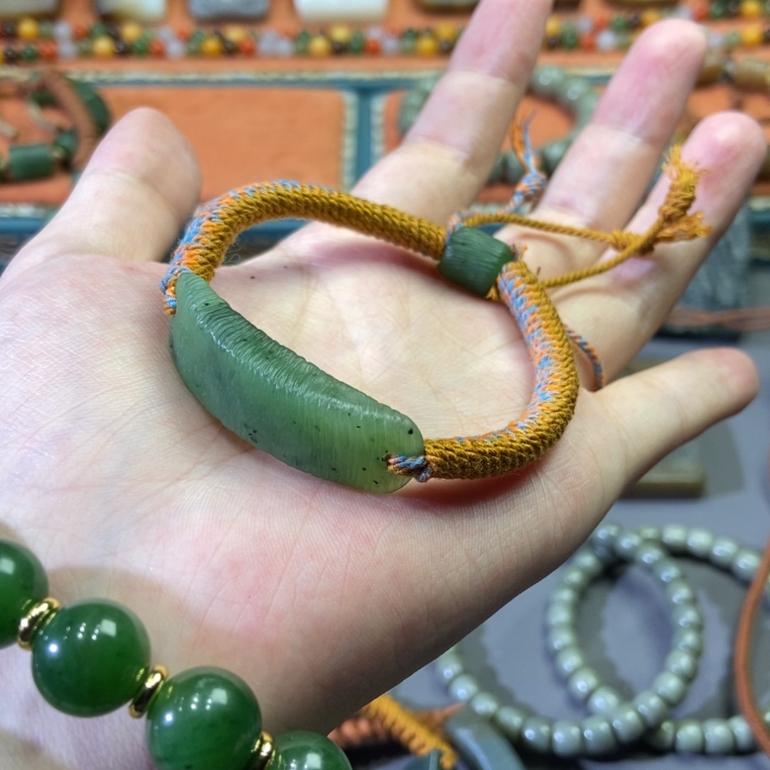 和田玉颈饰未镶嵌?