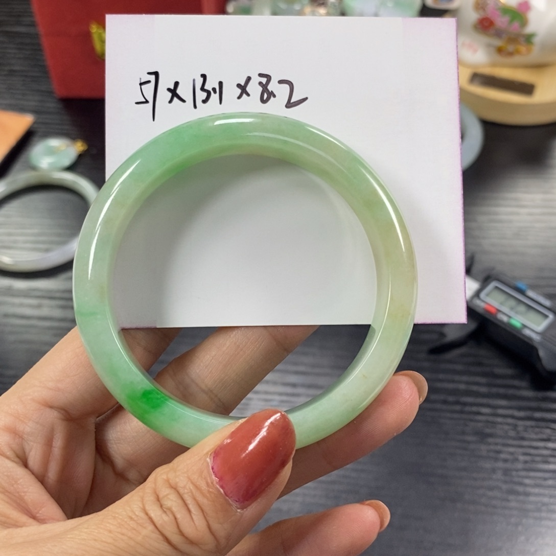 翡翠手镯未镶嵌不**夜天然翡翠