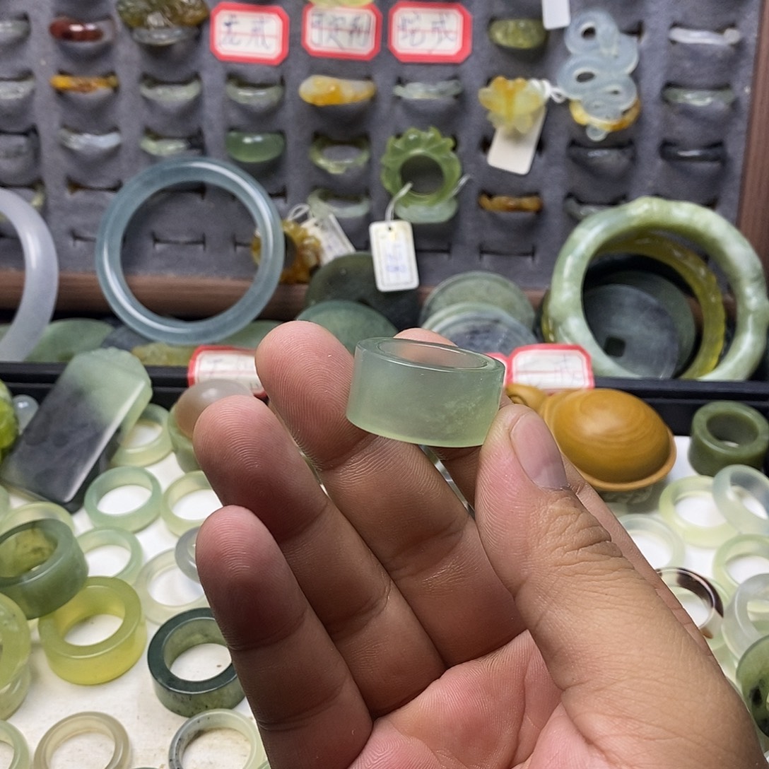 j***.未镶嵌蛇纹石玉戒指