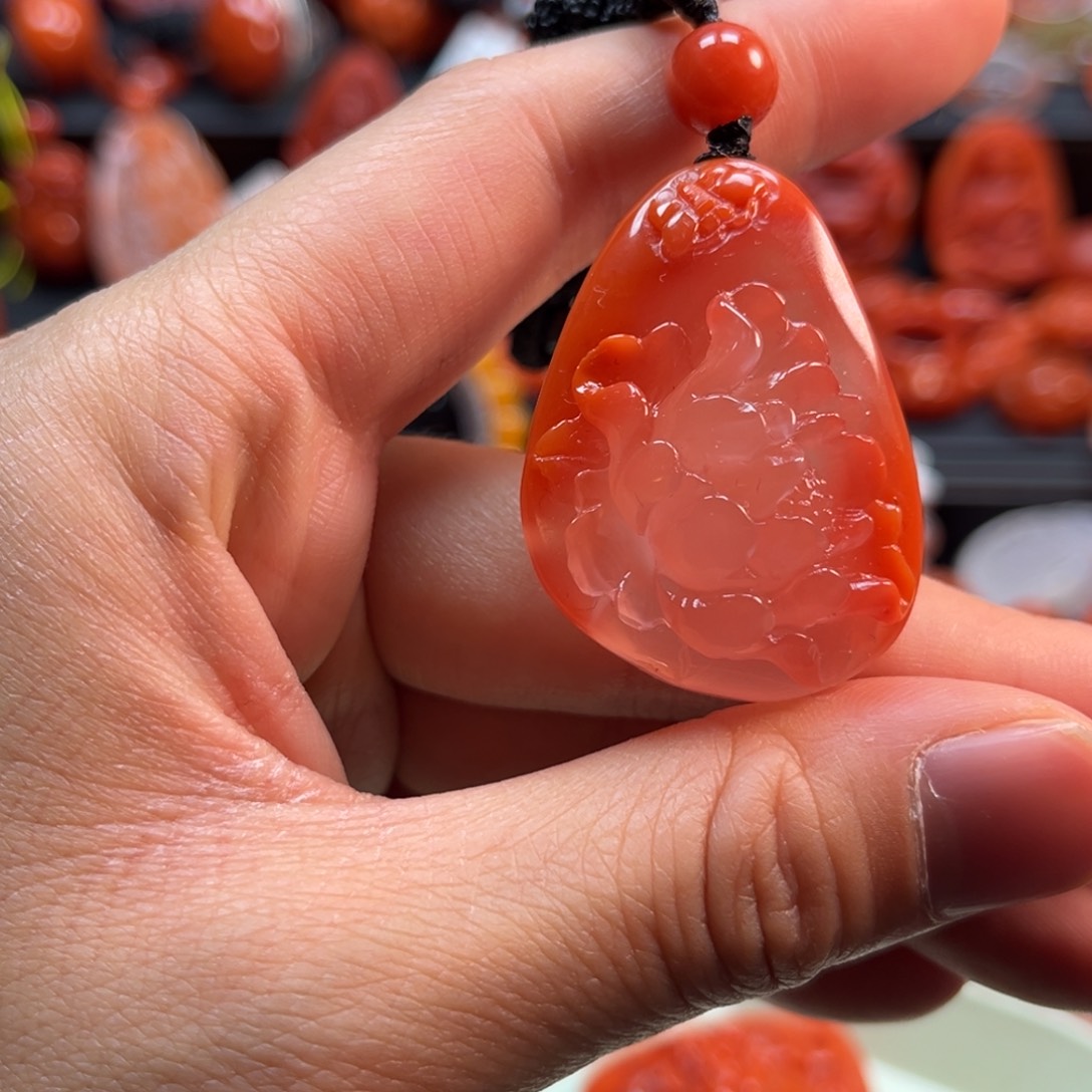 南红玛瑙吊坠未镶嵌