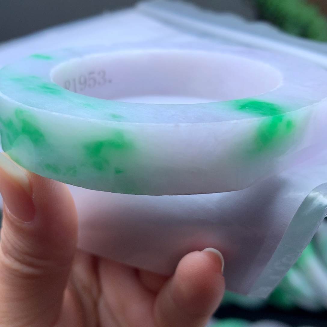 未镶嵌种老起胶春彩50一58定制翡翠