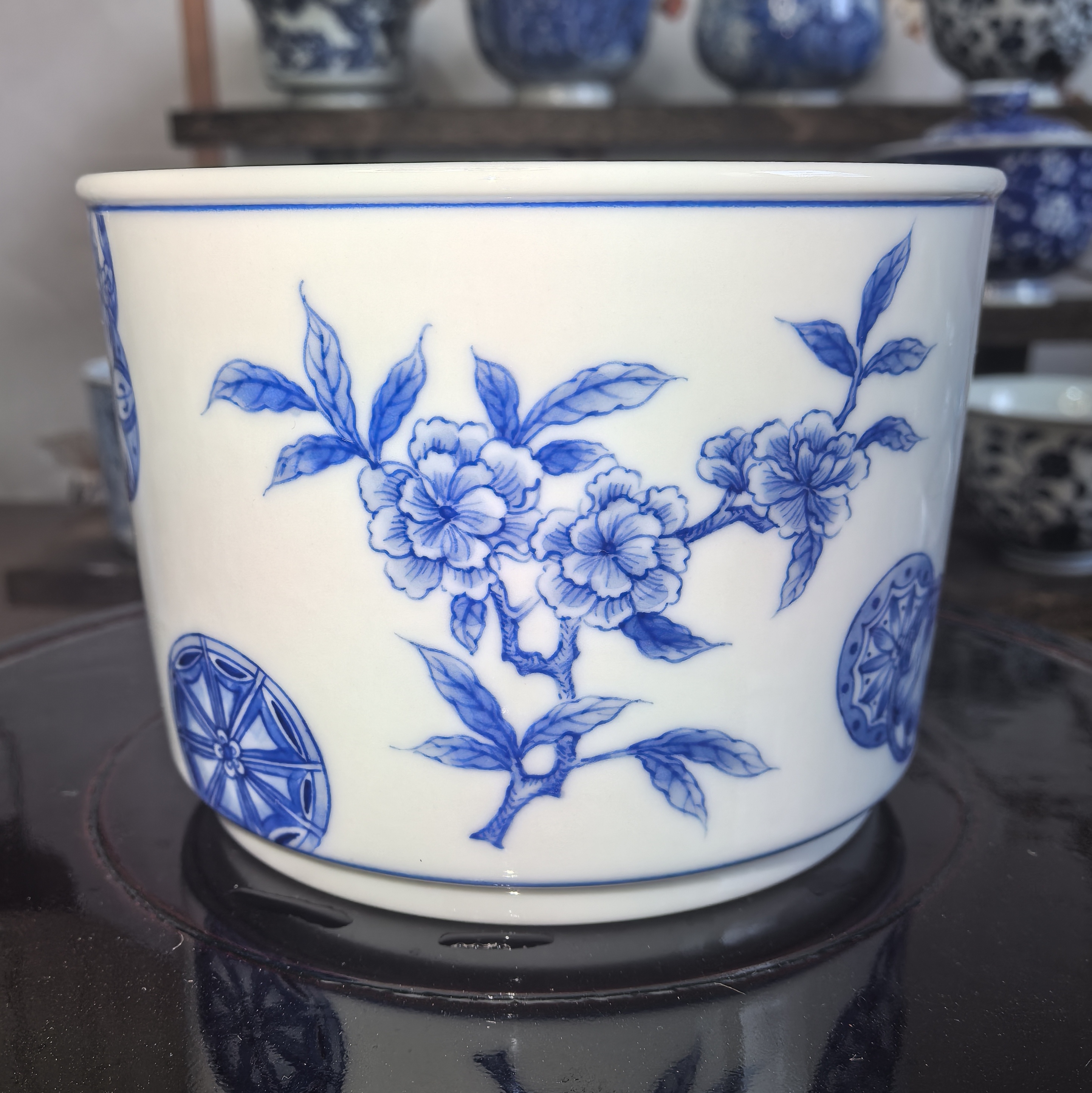 纯手绘青花釉下彩皮球花直口杯