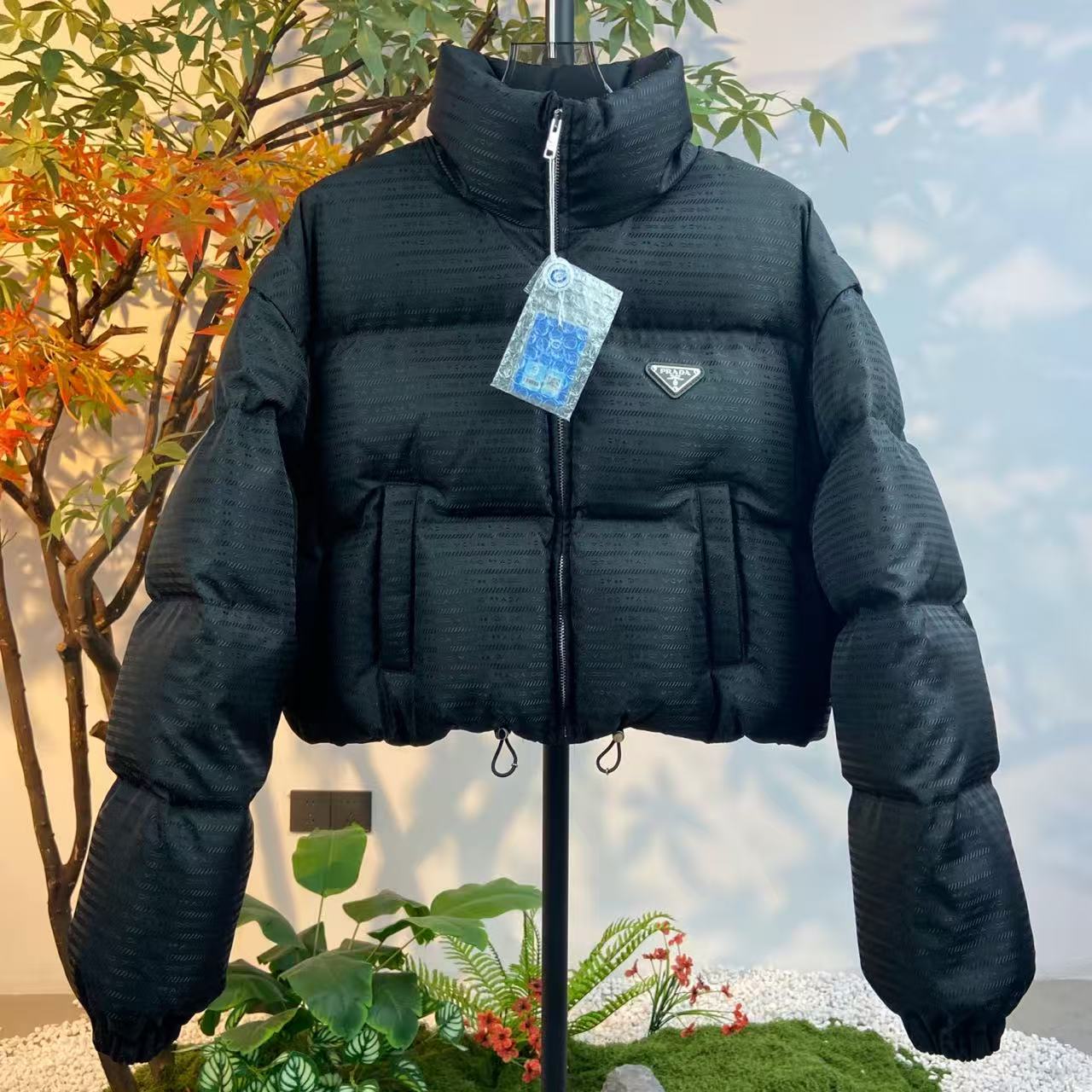 99新 Prada/普拉达 2509154/36码/暗纹logo满印可拆卸袖羽绒服