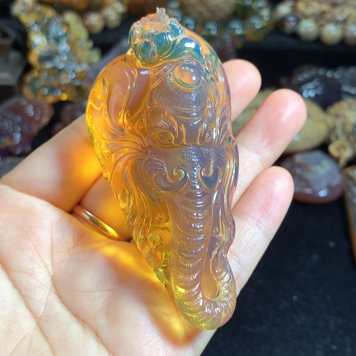 琥珀颈饰未镶嵌蓝珀天空蓝雕刻件象神