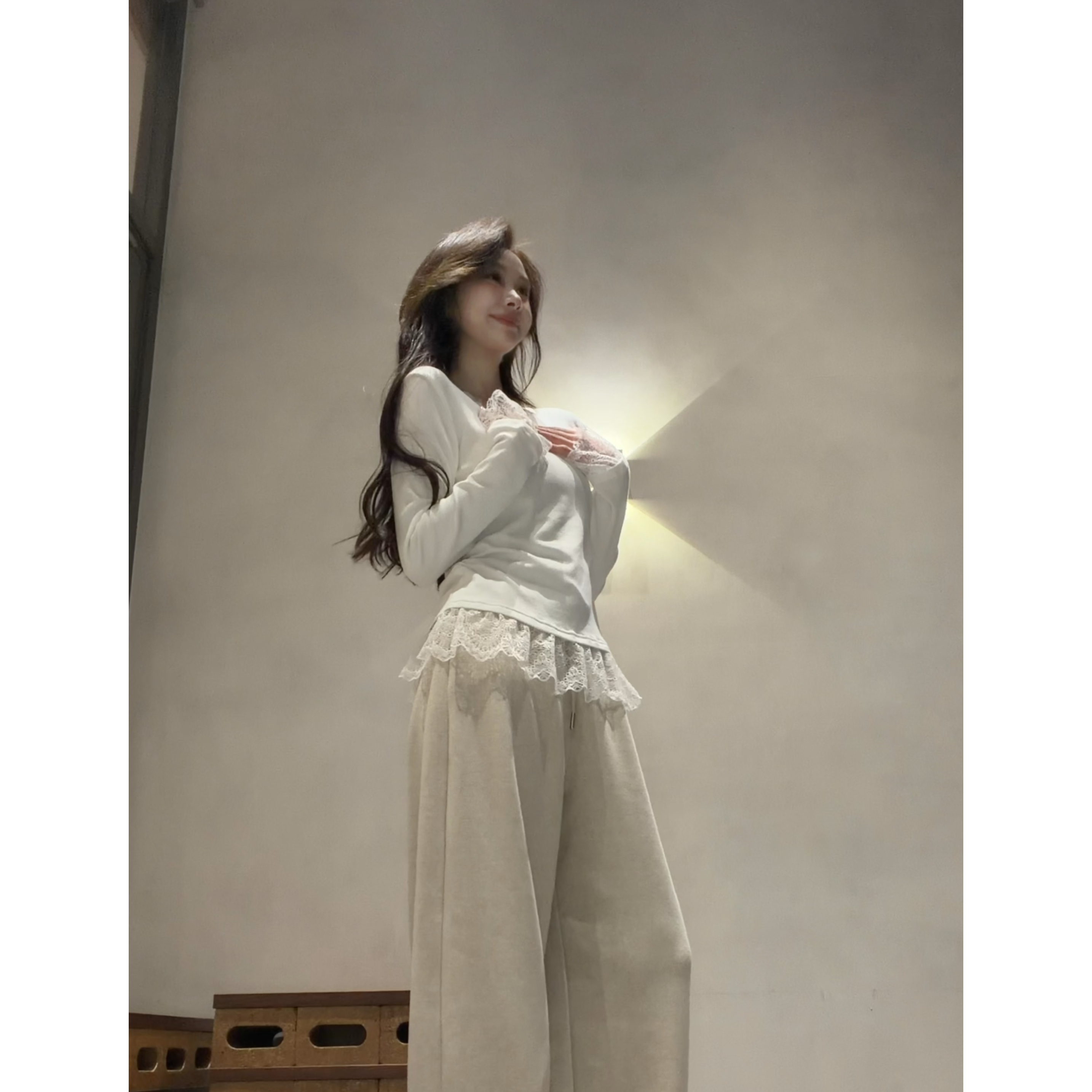 【沐沐】宽松型木耳边纯色长袖打底衫蕾丝宽松针织内搭