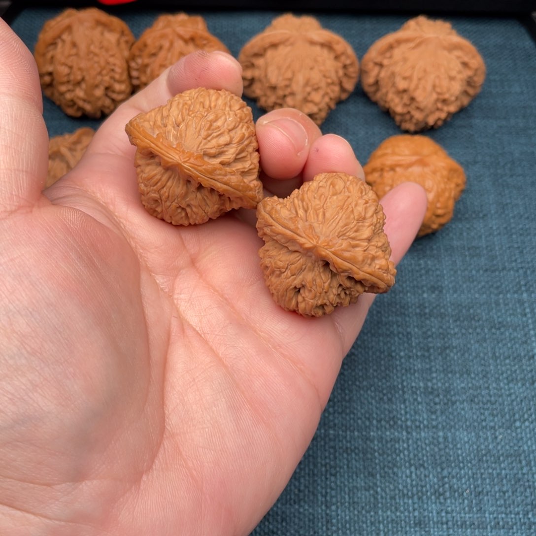 文玩核桃把件红皮南疆石38