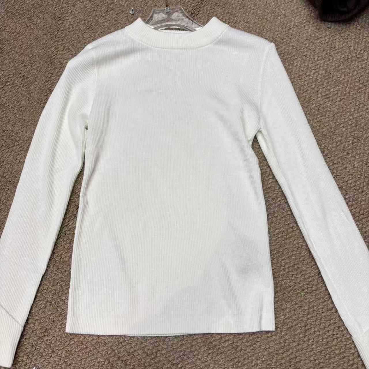 深圳南油秋冬ZZ长袖打底衫领口带扣亲肤针织打底衫白色女毛针织衫