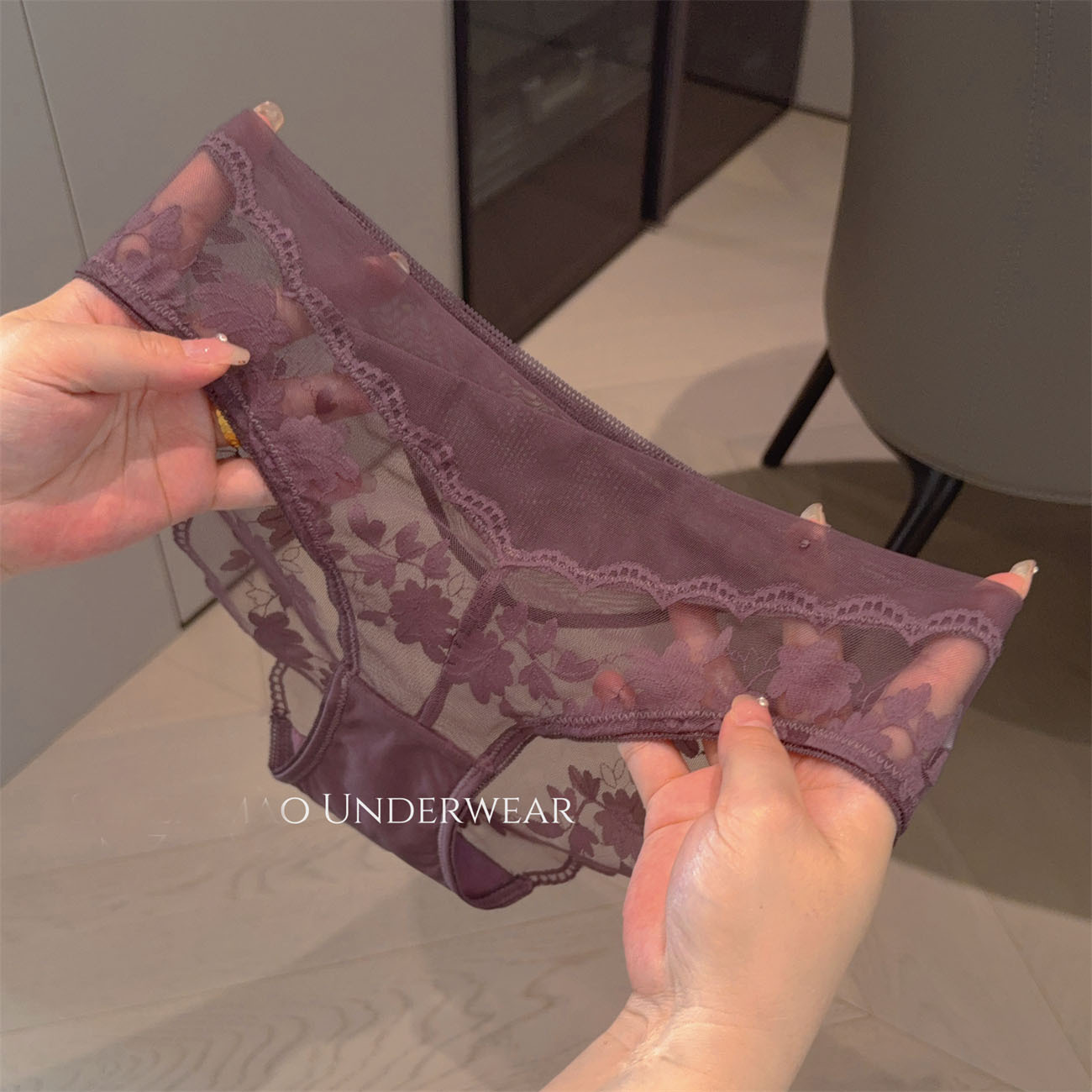 香榭丽花~Yi Nian蕾丝纯欲纯色缎面镂空低腰三角内裤女透气丝缎