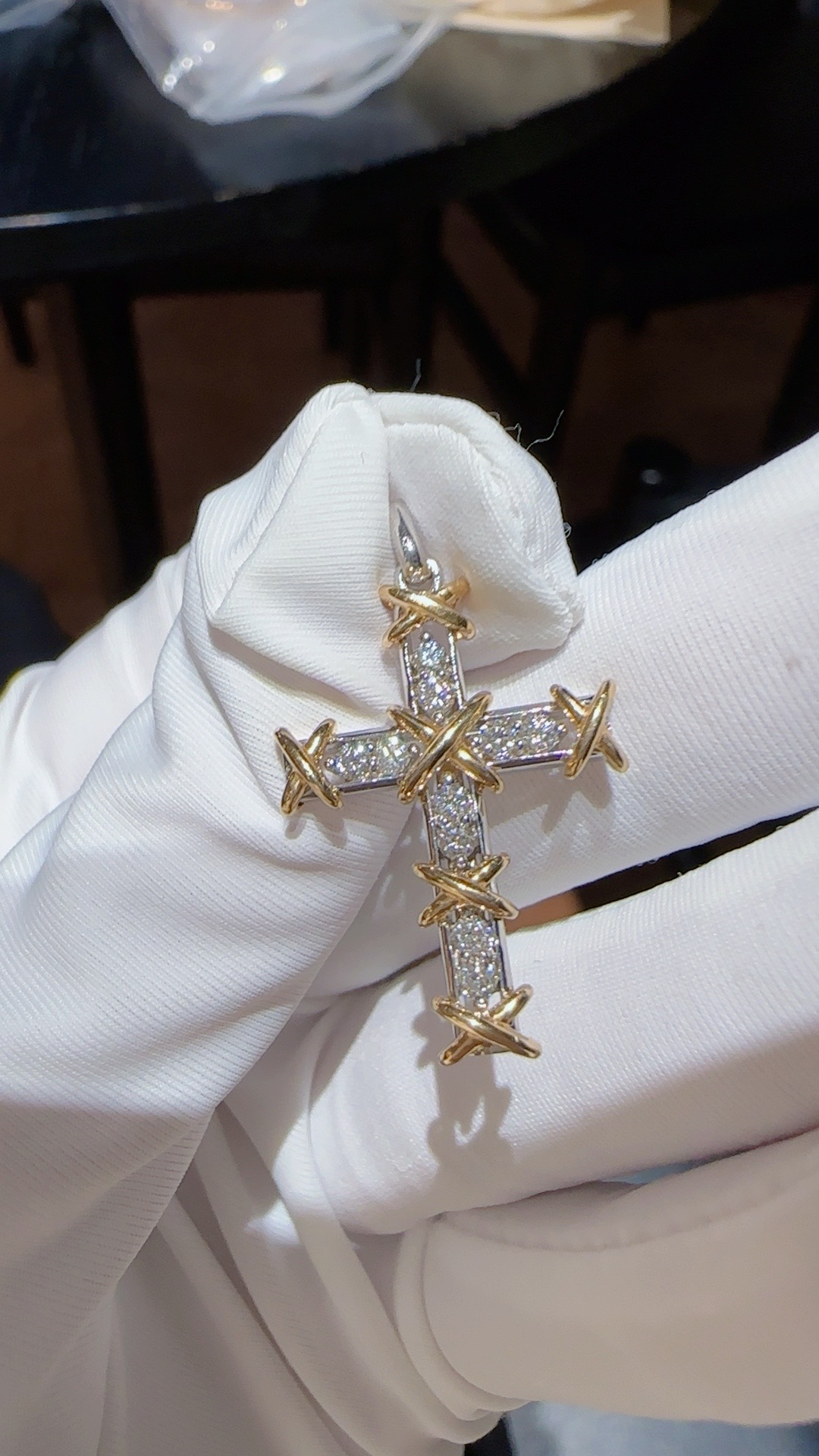正品18K金钻石十字架吊坠