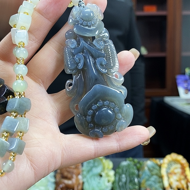 蛇纹石玉吊坠未镶嵌