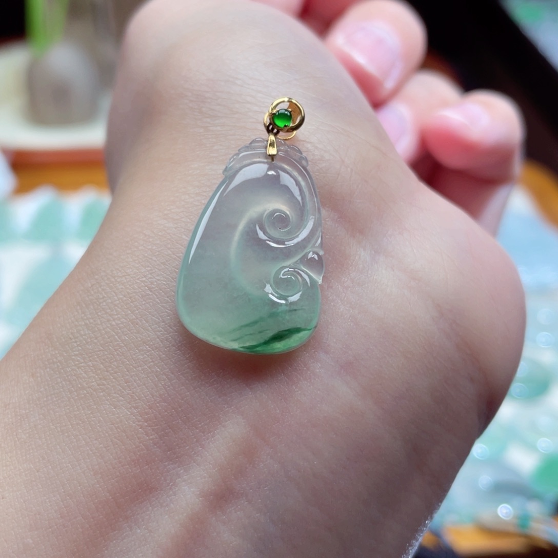 翡翠颈饰18K金镶嵌如意