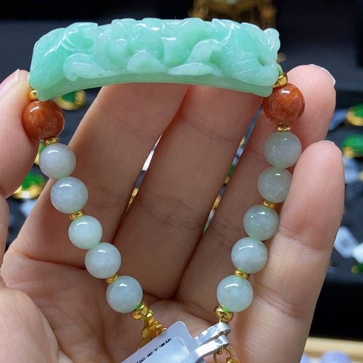 翡翠未镶嵌颈饰手牌