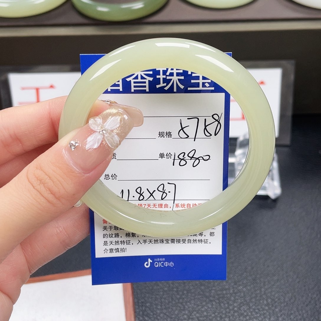 和田玉手镯未镶嵌