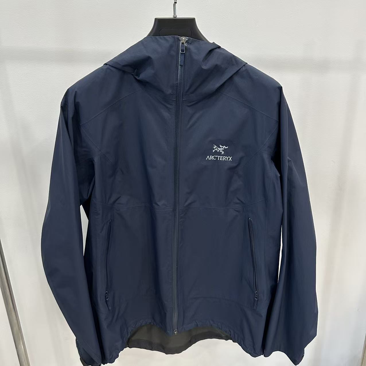 99新 ARC'TERYX/始祖鸟 藏青色连帽冲锋衣/XL码