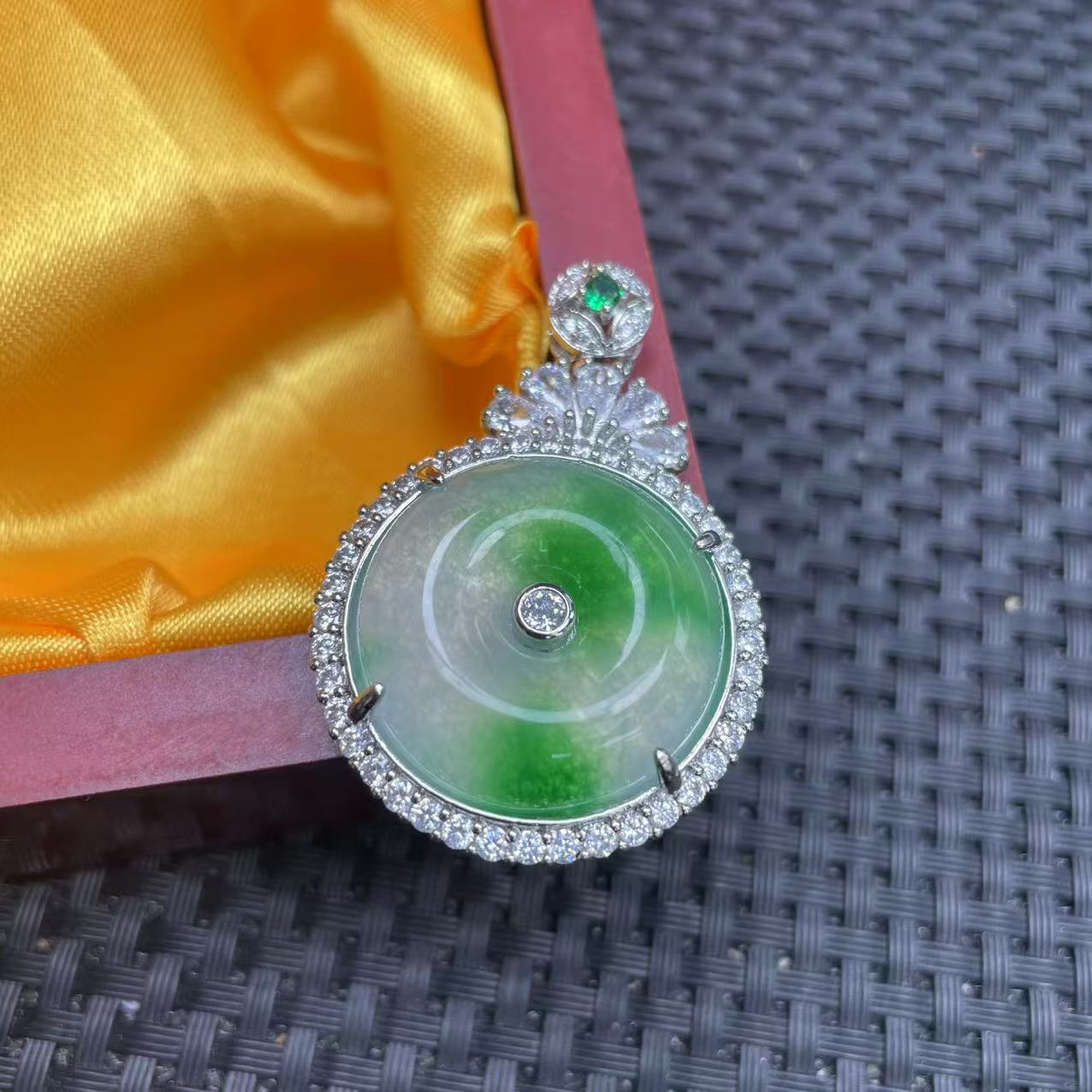 春采圆扣吊坠-1WQ1153