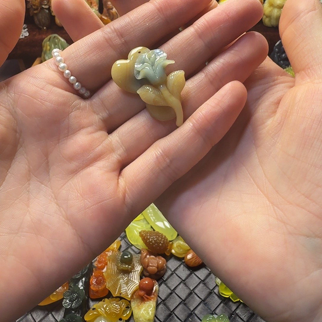 李****蛇纹石玉未镶嵌颈饰