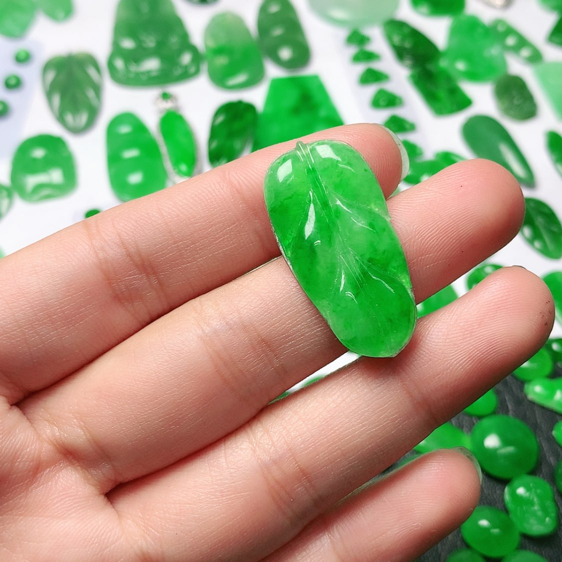 【闪购商品】翡翠颈饰未镶嵌圆**满翡翠